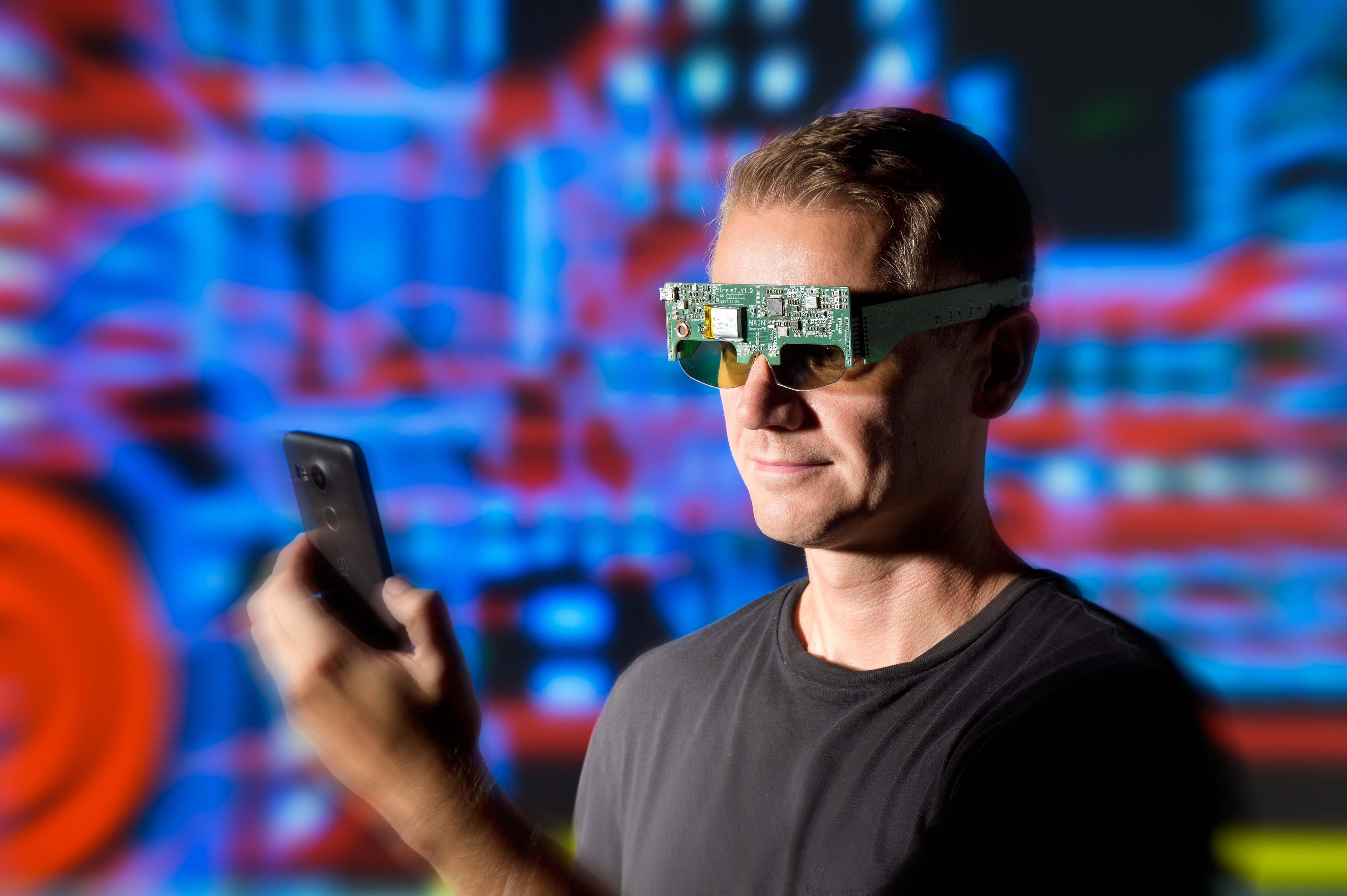 Mithilfe einer digitalen Therapieumgebung, die in einer Datenbrille realisiert ist, wird die Konfrontationstherapie in die virtuelle Realität verlagert (© Fraunhofer IBMT, Bernd Müller).
